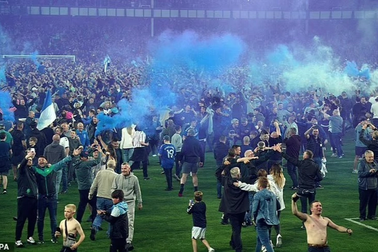 Trụ hạng thành công, CĐV Everton tràn xuống sân ăn mừng như nhà vô địch