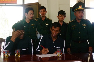 Tàu cá Bình Định đưa 2 người nước ngoài vào bờ an toàn