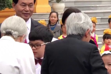 Như Khôi tặng hoa và trò chuyện với Nhà vua và Hoàng hậu Nhật Bản