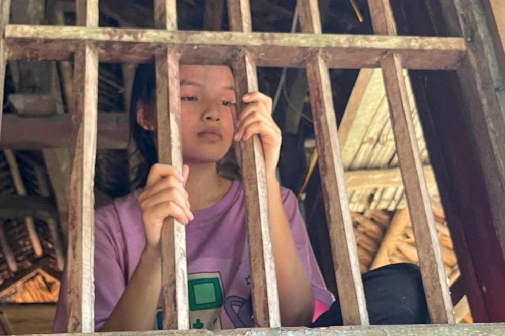 Cô gái lặng lẽ trong ngôi nhà sàn, chờ tin bố mẹ từ tâm dịch Covid-19 - 2 Cô gái lặng lẽ trong ngôi nhà sàn, chờ tin bố mẹ từ tâm dịch Covid-19 - 2