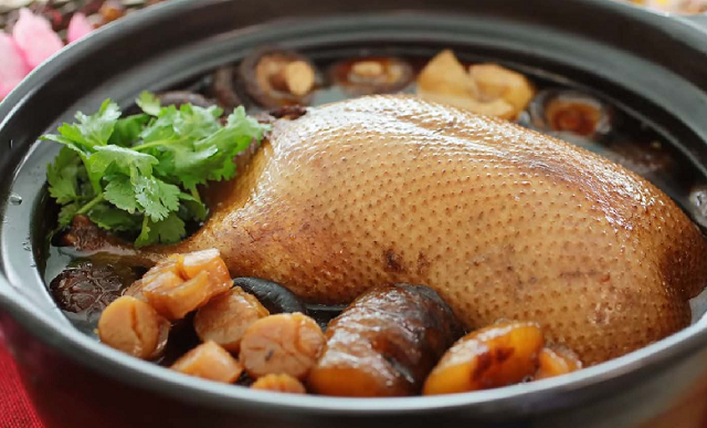 Trổ tài nấu món vịt hầm nấm hương hạt sen cho mâm cơm cuối tuần - 1