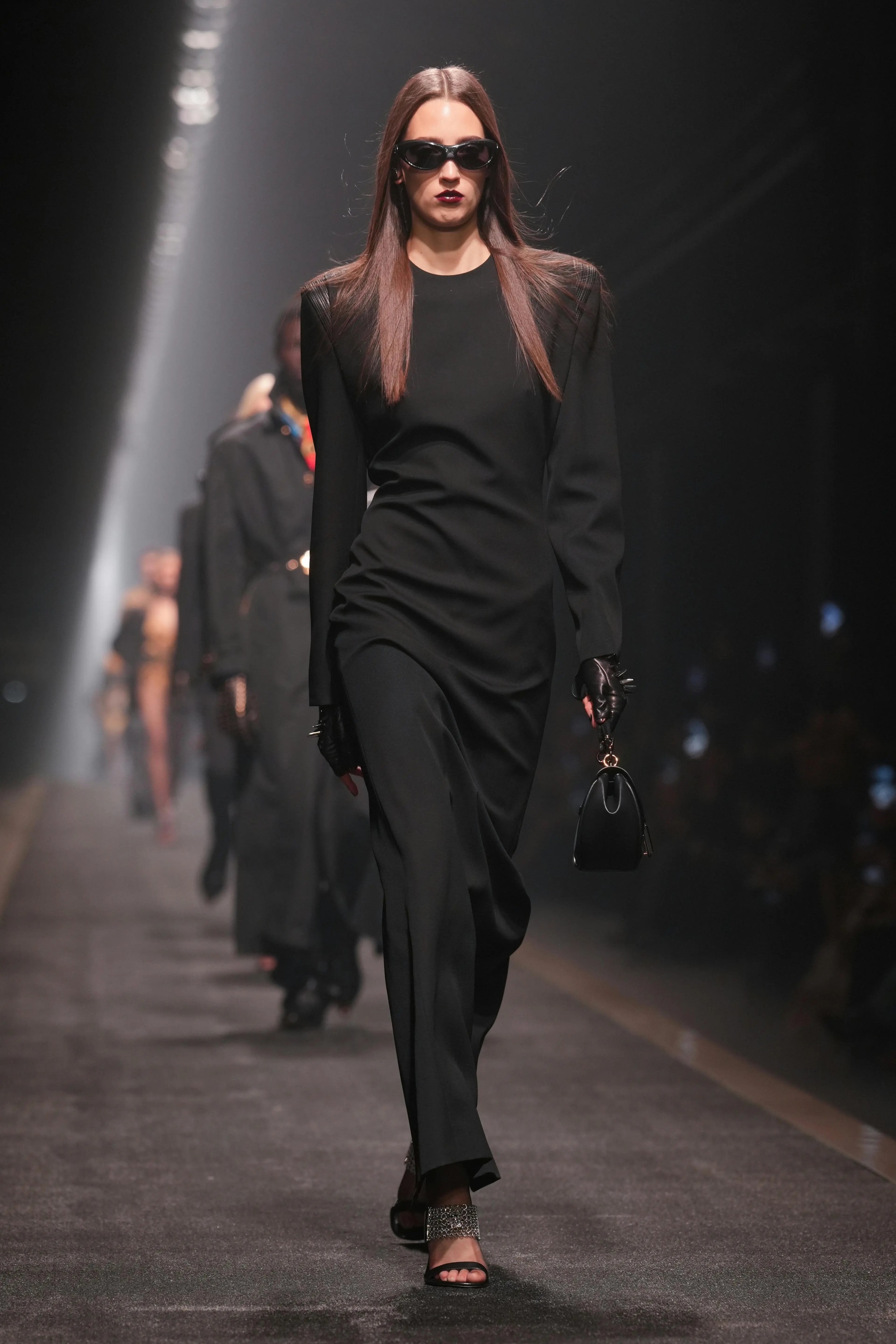 Mỹ nam Hàn Quốc tẩy tóc cá tính, gây náo loạn tại show Versace - 10 Mỹ nam Hàn Quốc tẩy tóc cá tính, gây náo loạn tại show Versace - 10