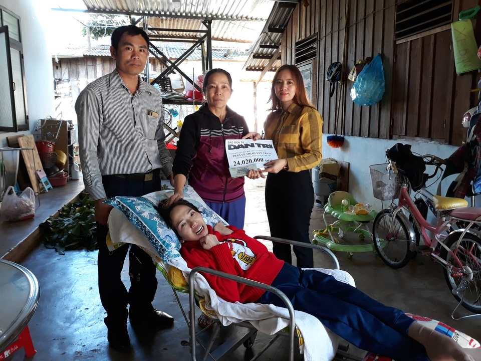 Bạn đọc tiếp tục giúp đỡ cô giáo bị teo não hơn 24 triệu đồng - 1