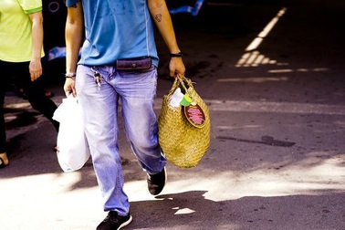 Suối Tiên giảm giá túi cói từ 20.000 đồng xuống còn 10.000 đồng