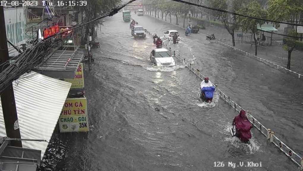 Nhiều tuyến đường nội thành TPHCM ngập sau mưa chiều - 1