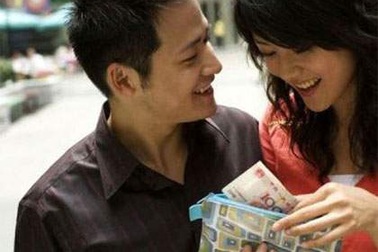 Bạn gái đòi tặng quà hơn 50 lần/năm, liệu có phải "đào mỏ"?