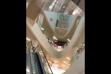 Mưa dữ dội ở Nga: Khu mua sắm thành thác nước, người dân bơi trên phố