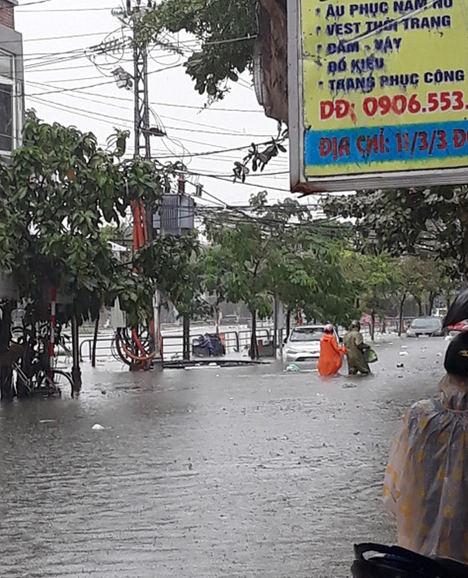 Thành phố đề nghị các đơn vị, địa phương tiếp tục triển khai thực hiện nghiêm việc chủ động phòng, chống, ứng phó thiên tai.