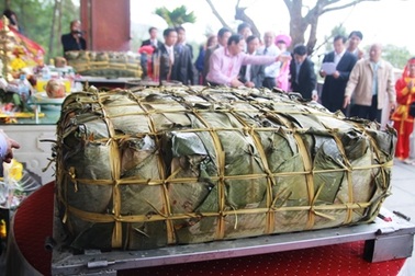Dâng cúng thân mẫu Chủ tịch Hồ Chí Minh cặp bánh chưng 300kg