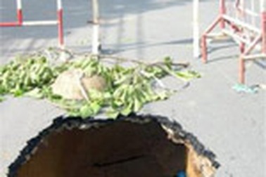 Bể ống nước lộ hố sâu giữa đường