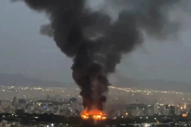 Nổ lớn hàng loạt ở Iran, Tehran bắn tên lửa vào 3 tàu chiến Mỹ