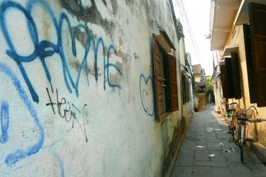 "Họa sĩ đường phố" làm xấu hình ảnh phố cổ Hội An