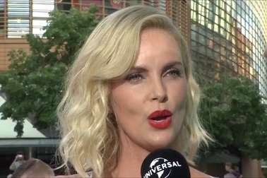 Charlize Theron trẻ đẹp không "tì vết"