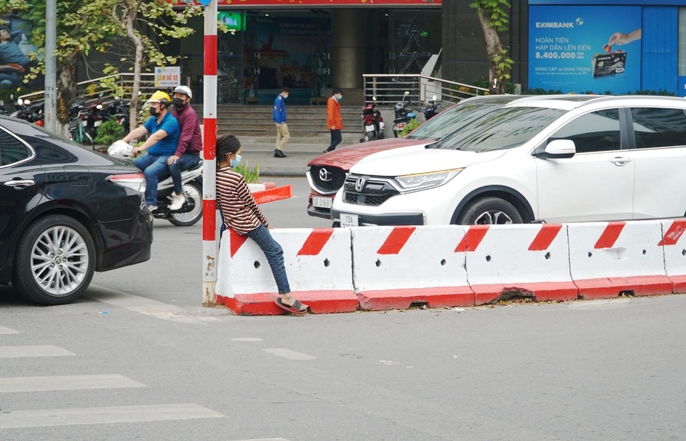 Biệt đội ăn xin nhí đội lốt hàng rong chèo kéo khách ở Hà Nội - 3 Biệt đội ăn xin nhí đội lốt hàng rong chèo kéo khách ở Hà Nội - 3