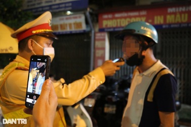 Người đàn ông uống bia từ tối hôm trước, hôm sau kiểm tra vẫn "dính cồn"