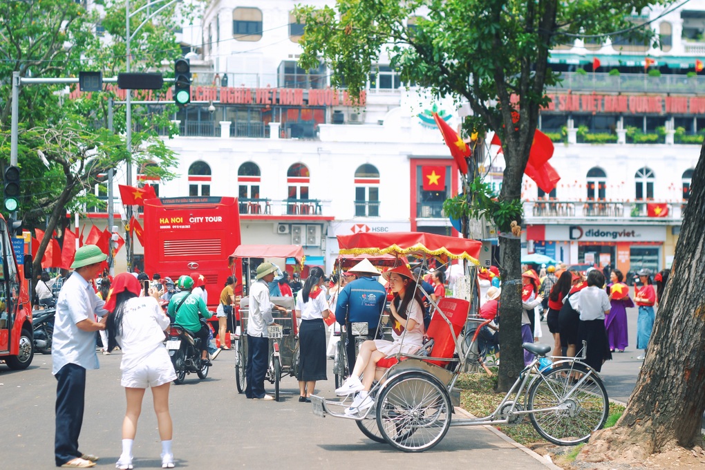 Toà sát Hàm cá mập rực rỡ cờ đỏ sao vàng là điểm check-in gây sốt dịp 2/9 - 5 Toà sát Hàm cá mập rực rỡ cờ đỏ sao vàng là điểm check-in gây sốt dịp 2/9 - 5