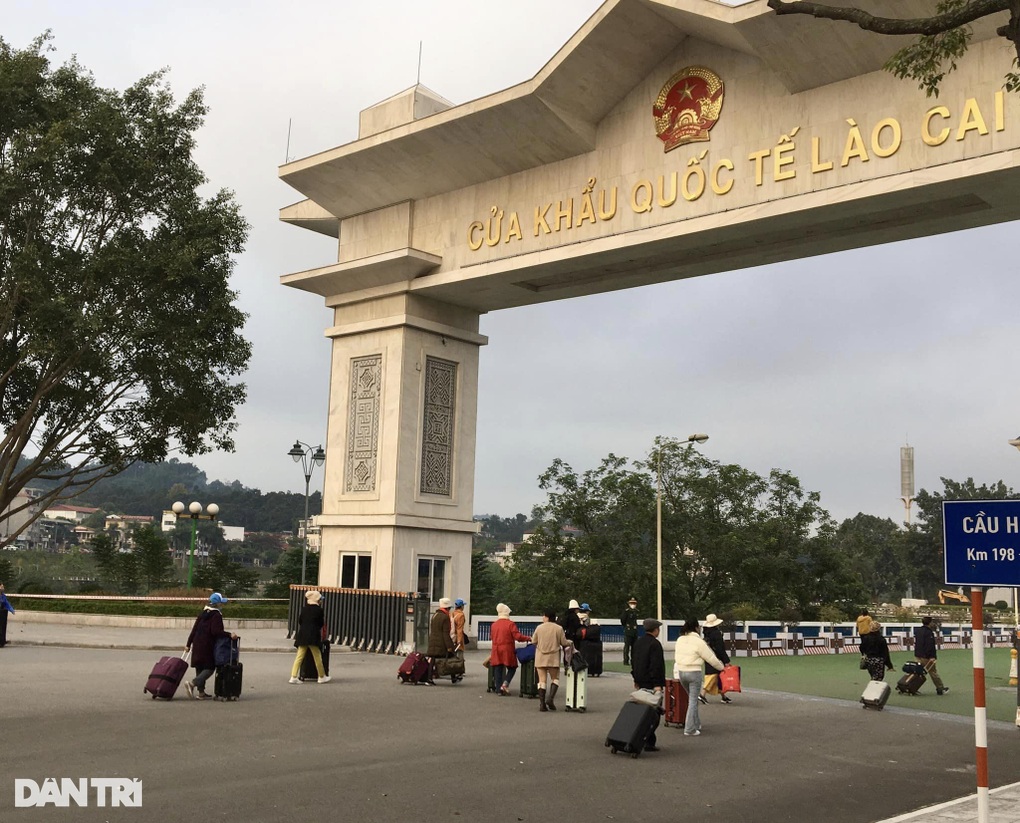 Nhộn nhịp khách du lịch ở cửa khẩu Việt Nam - Trung Quốc - 6 Nhộn nhịp khách du lịch ở cửa khẩu Việt Nam - Trung Quốc - 6
