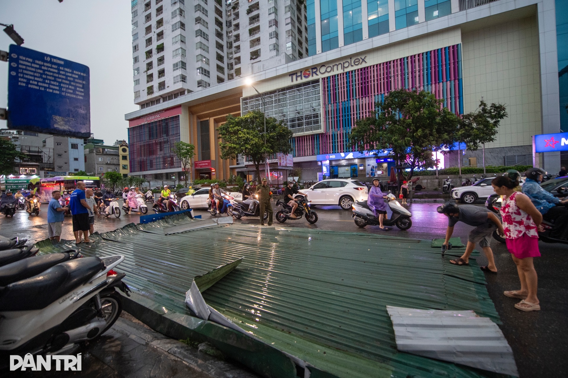 Nhà dân tốc mái, cây bật gốc đè nhiều xe sang trong cơn dông lớn ở Hà Nội - 11 Nhà dân tốc mái, cây bật gốc đè nhiều xe sang trong cơn dông lớn ở Hà Nội - 11
