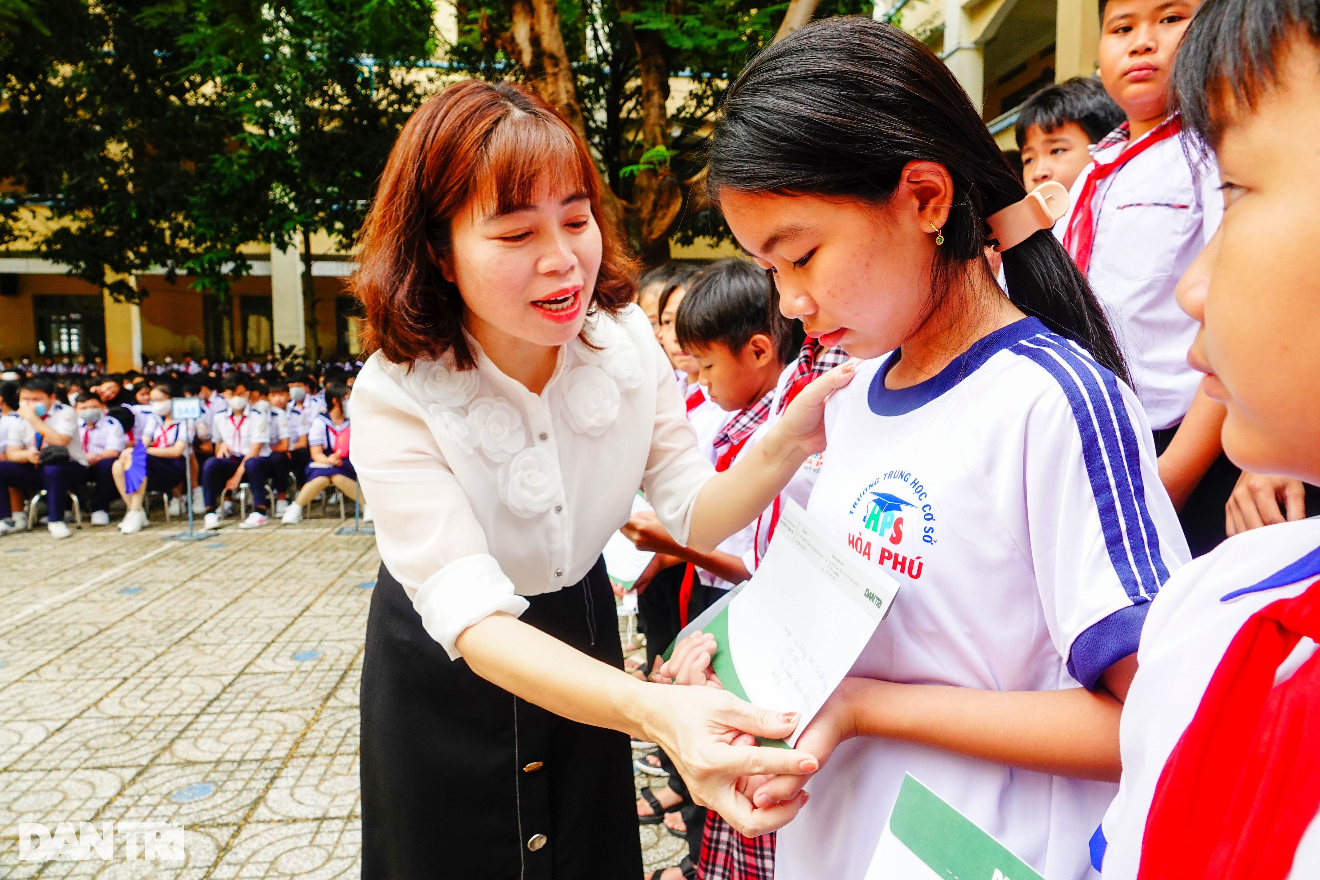 View - Báo Dân trí trao 411 thẻ bảo hiểm y tế tới học sinh khó khăn huyện Củ Chi | Báo Dân trí