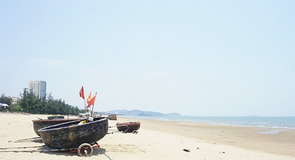 Bãi biển Cửa Lò vẫn ngổn ngang trước mùa du lịch - 1 Bãi biển Cửa Lò vẫn ngổn ngang trước mùa du lịch - 1