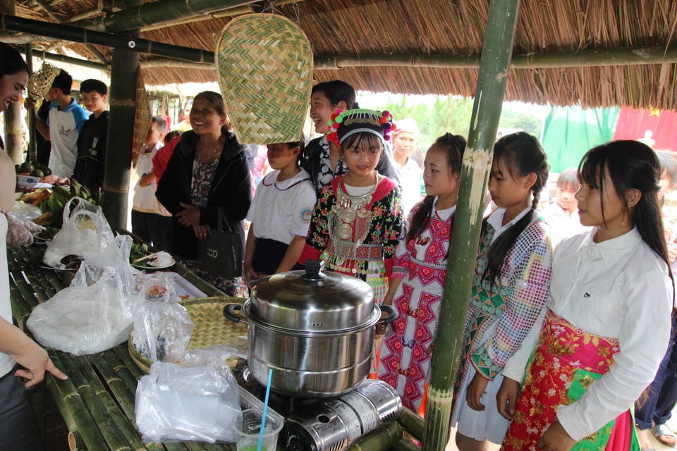 Phụ huynh mở chợ phiên, gây quỹ học bổng tặng học sinh nghèo - 2