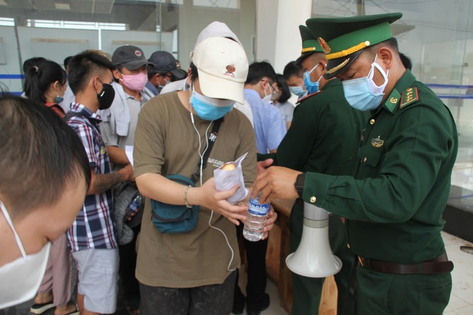 Bộ đội căng mình nơi cửa khẩu đón công dân từ Lào trở về - 3 Bộ đội căng mình nơi cửa khẩu đón công dân từ Lào trở về - 3