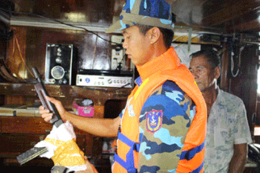 Lần đầu bắt giữ tàu nước ngoài chở dầu lậu có cả súng quân dụng