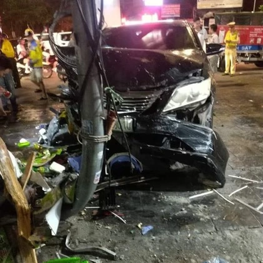 Hà Nội: Ô tô Camry lao lên vỉa hè, tông trúng 3 người ngồi uống trà đá - 3 Hà Nội: Ô tô Camry lao lên vỉa hè, tông trúng 3 người ngồi uống trà đá - 3