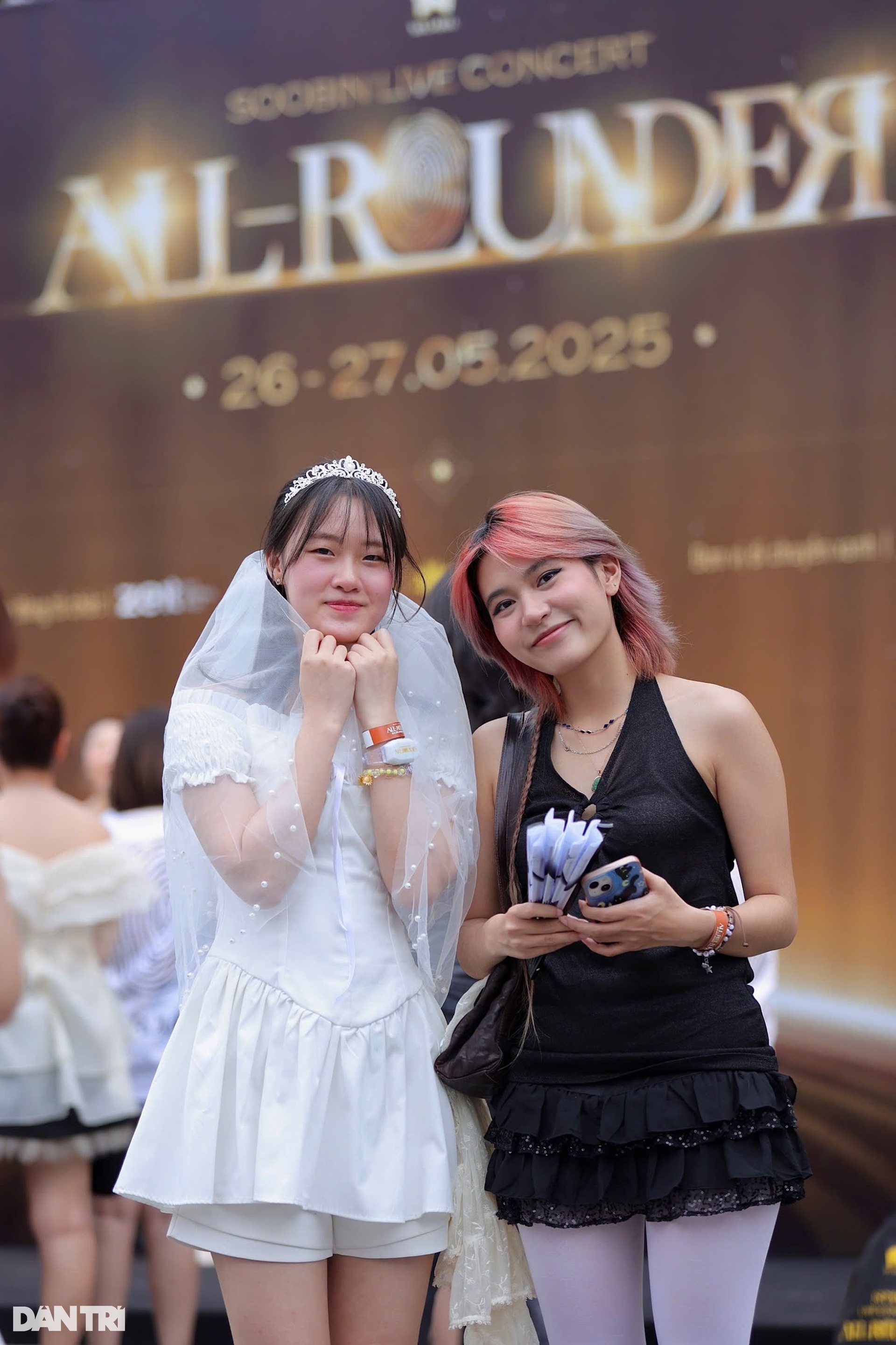 Giới trẻ mặc váy cưới, hóa trang thành… quả chuối tại concert SOOBIN - 4 Giới trẻ mặc váy cưới, hóa trang thành… quả chuối tại concert SOOBIN - 4