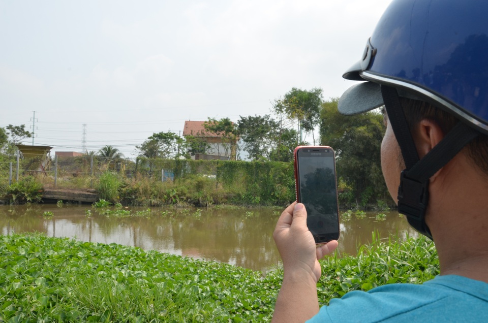 Người dân kéo đến nghía qua khe cửa căn nhà Tuấn “khỉ” bị tiêu diệt - 14 Người dân kéo đến nghía qua khe cửa căn nhà Tuấn “khỉ” bị tiêu diệt - 14