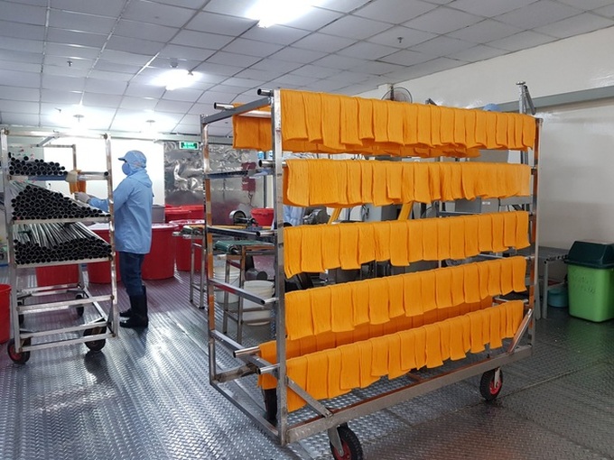 Dịch Covid-19: Xuất hiện bún dưa hấu siêu lạ, vừa ra lò đã xuất khẩu sang Hàn Quốc - Ảnh 2. Dịch Covid-19: Xuất hiện bún dưa hấu siêu lạ, vừa ra lò đã xuất khẩu sang Hàn Quốc - Ảnh 2.
