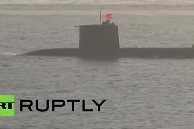 Tàu ngầm Thổ Nhĩ Kỳ lượn sát tàu chiến Nga