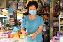 Chợ hoạt động trở lại, tiểu thương vừa mừng, vừa lo
