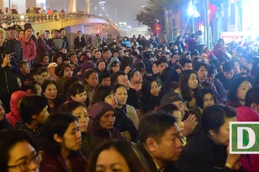 Hàng nghìn người ngồi lòng đường hành lễ giải hạn chùa Phúc Khánh