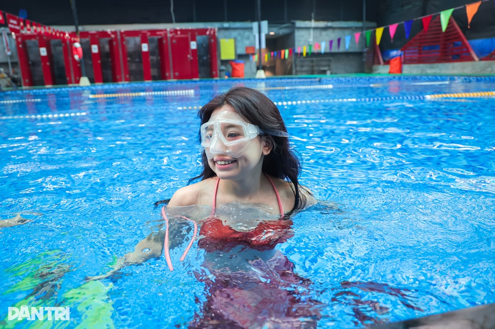 Thiếu nữ Hà Nội chi tiền triệu làm nàng tiên cá xinh đẹp dưới thủy cung