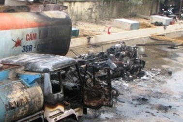 Cháy xe chở dầu, hai người bị thương nặng