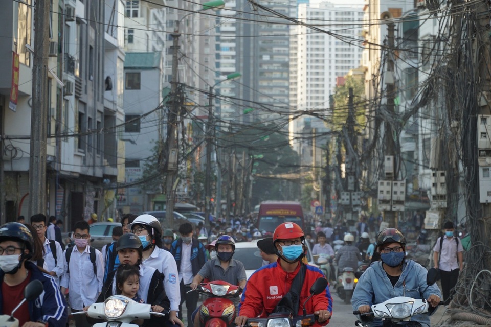 Khói xe và bụi đường khiến người dân Hà Nội lầm tưởng “sương mù” - 6 Khói xe và bụi đường khiến người dân Hà Nội lầm tưởng “sương mù” - 6