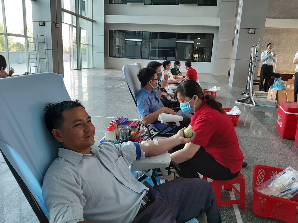 Hàng trăm nhân viên y tế hiến máu tình nguyện trong mùa dịch Covid-19 - 2 Hàng trăm nhân viên y tế hiến máu tình nguyện trong mùa dịch Covid-19 - 2