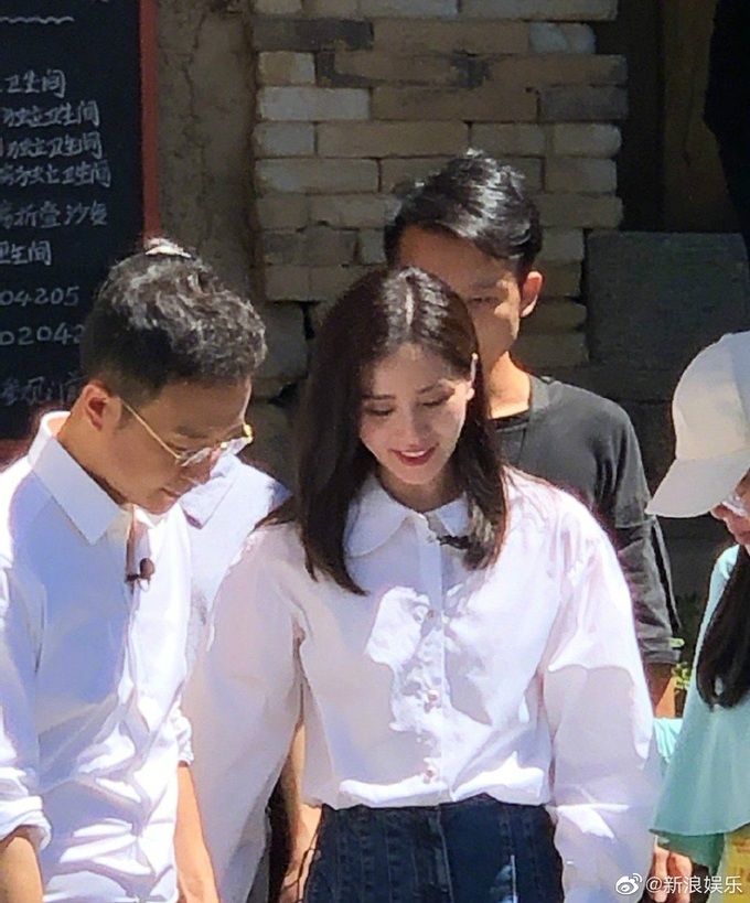 Lưu Thi Thi gây bão Weibo với ảnh team qua đường chụp: Visual cực phẩm dù bị chụp sát mặt, bất chấp cả camera thường - Ảnh 3. Lưu Thi Thi gây bão Weibo với ảnh team qua đường chụp: Visual cực phẩm dù bị chụp sát mặt, bất chấp cả camera thường - Ảnh 3.