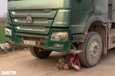 Ba mẹ con tử nạn thương tâm dưới gầm xe tải