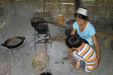 Thương cảnh bà cháu côi cút nuôi nhau trên triền núi 