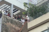 Cảnh sát giải cứu người đàn ông trèo lên mái ngôi nhà 3 tầng ở Hà Nội