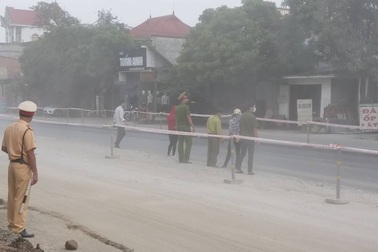 Sợ nhà thầu “xù” tiền bồi thường, người dân đổ xô ra đường ngăn cản thi công