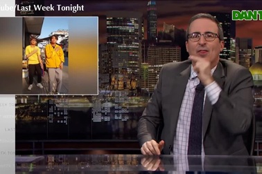 MC John Oliver thực hiện vũ điệu rửa tay