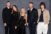 David Beckham gây sốt khi xuất hiện bảnh bao bên vợ và các con