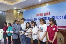 Trao tặng 35 suất học bổng giải Golf cho sinh viên ĐH Sư Phạm Hà Nội 2