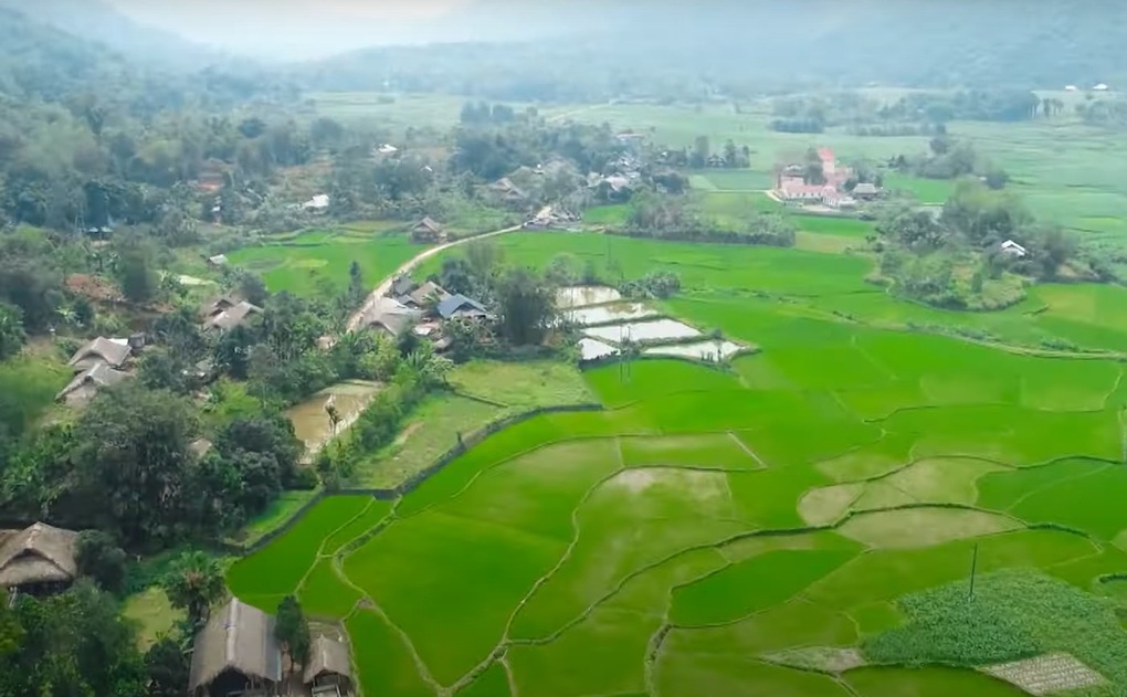 Sắc màu thổ cẩm trên trang phục phụ nữ Pá Thẻn - 1 Sắc màu thổ cẩm trên trang phục phụ nữ Pá Thẻn - 1