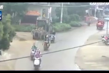 Lại chuyện tai nạn vì xe tải không khóa thùng chở hàng