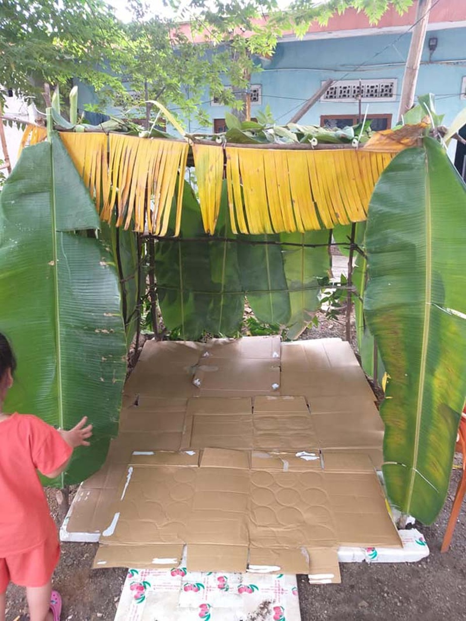 Ông bố Đà Nẵng dựng “nhà” lá chuối cho con chơi mùa dịch gây sốt - 1 Ông bố Đà Nẵng dựng “nhà” lá chuối cho con chơi mùa dịch gây sốt - 1