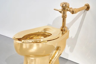 Chiếc bồn cầu đúc bằng vàng nguyên khối nặng hơn 100kg có giá bao nhiêu?